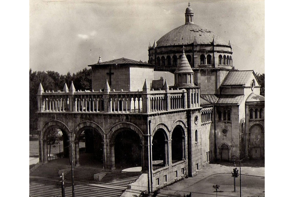 A felépült templom, kupoláján a Szent Koronával