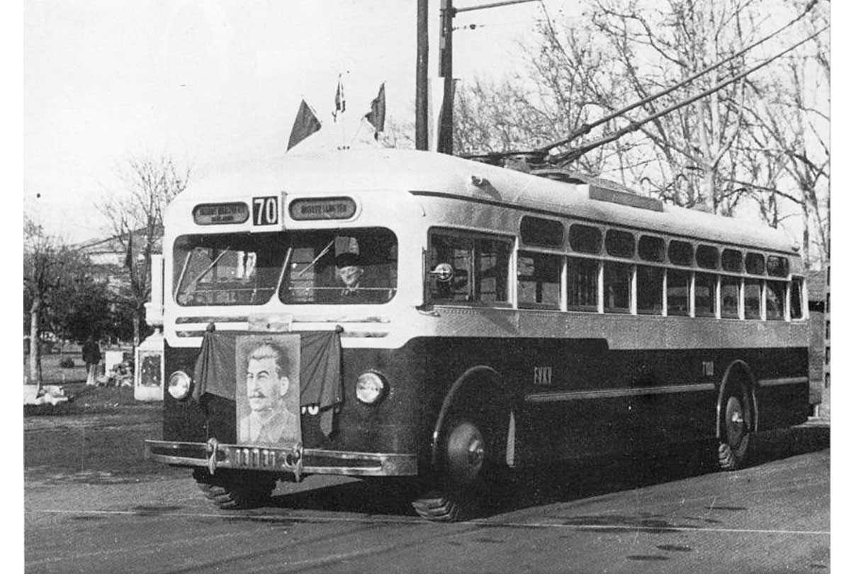 A Sztálin hetvenedik születésnapján forgalomba helyezett 70-es jelzésű trolibusz